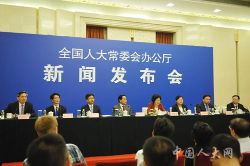 有關(guān)方面負(fù)責(zé)人就本次會議表決通過的法律等有關(guān)問題回答記者提問