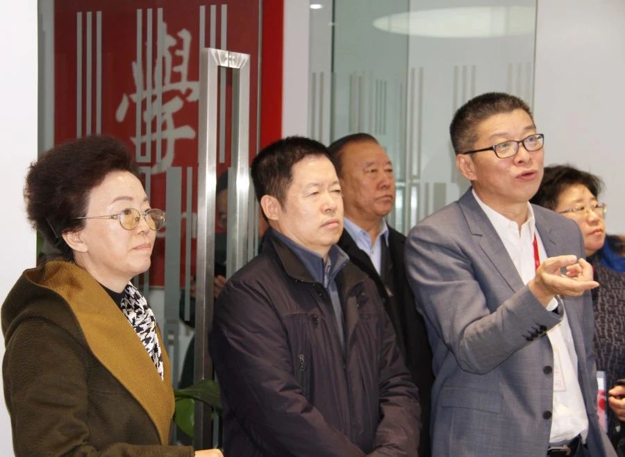 中稅協(xié)會(huì)長(zhǎng)宋蘭（左一），稅務(wù)總局納服司副司長(zhǎng)于耀財(cái)（左二）在ATA公司考試指揮中心視察全國(guó)考試情況。