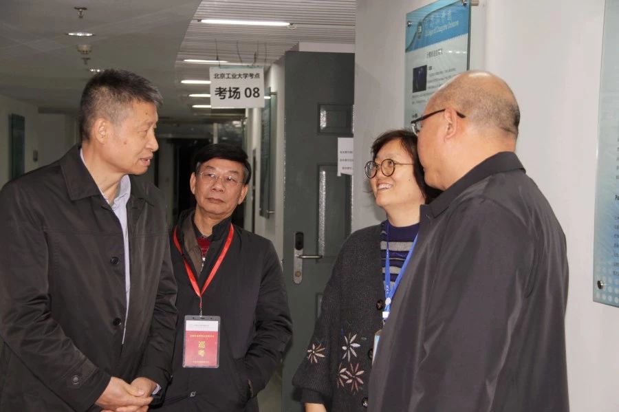 中稅協(xié)副會(huì)長(zhǎng)兼秘書長(zhǎng)李林軍在考點(diǎn)巡考。