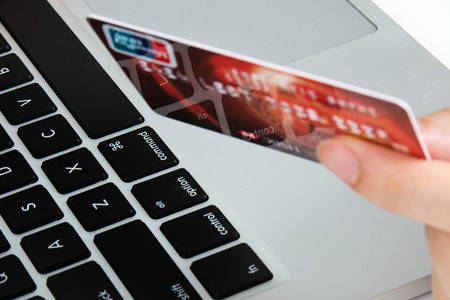 初級(jí)會(huì)計(jì)報(bào)名必須用本人的銀行卡嗎？可以朋友代付嗎？