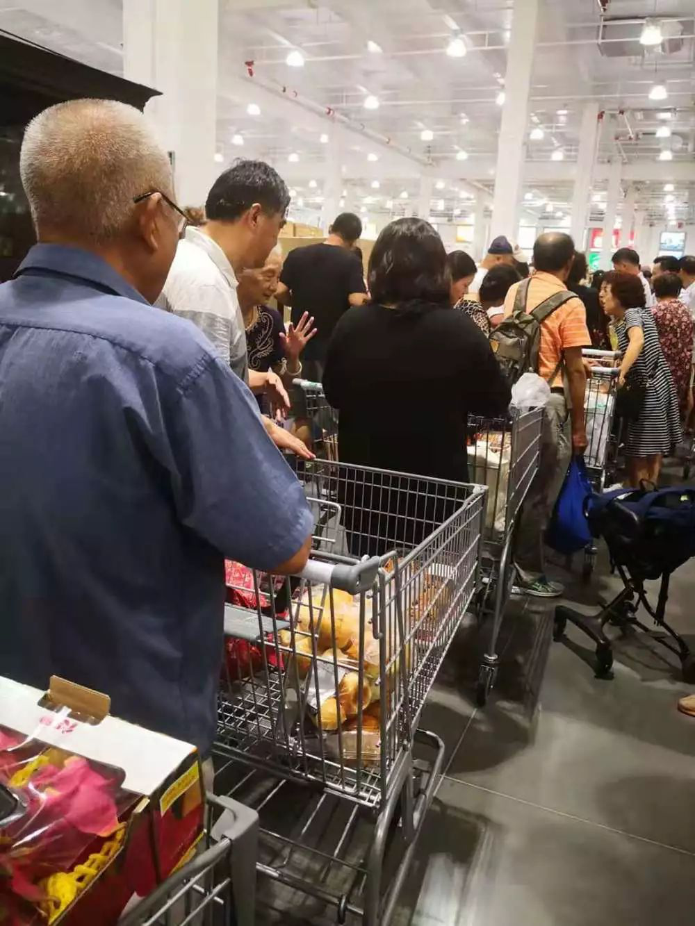 Costco上海門店現(xiàn)場不少老人在排隊