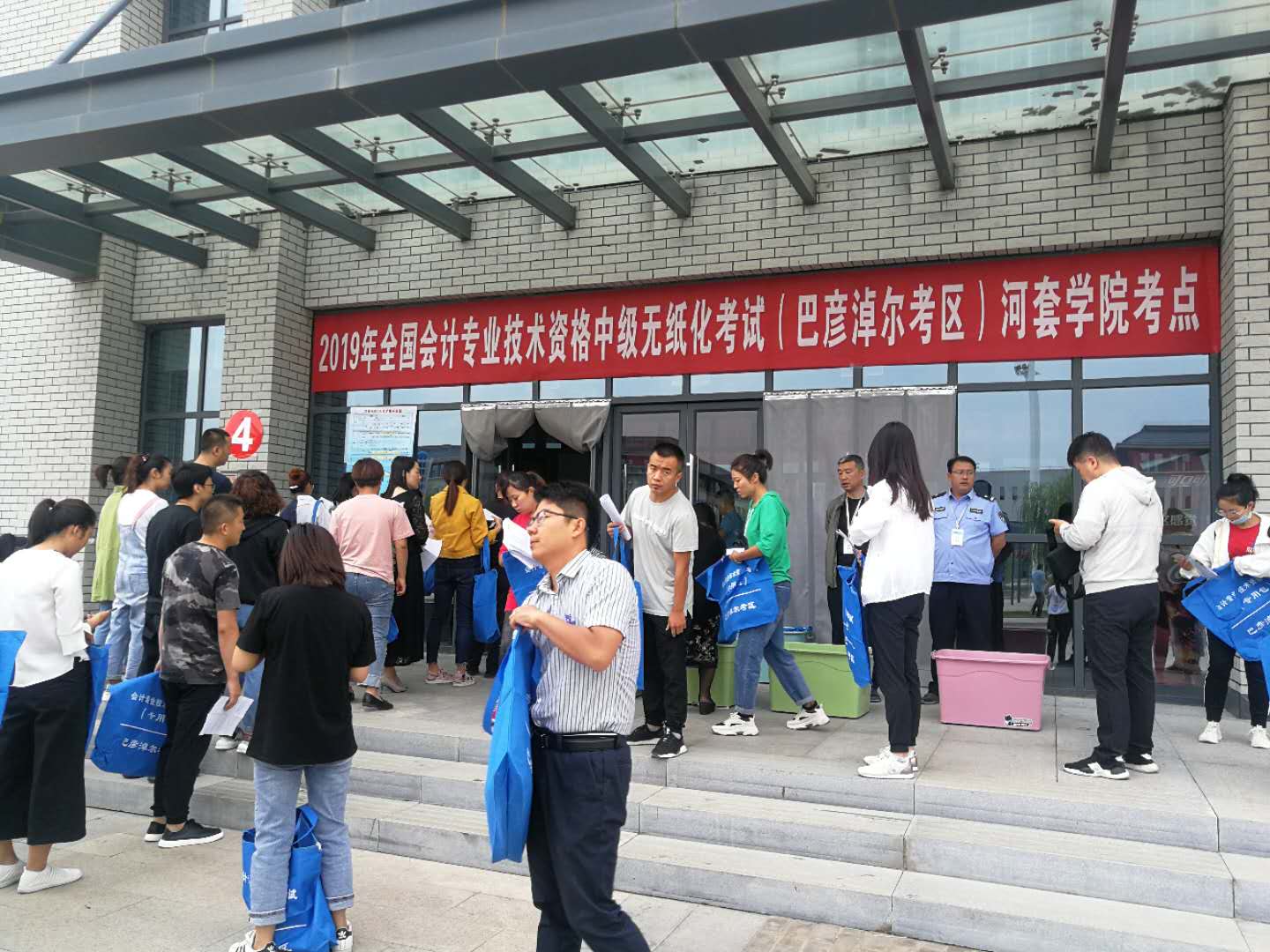 考場(chǎng)門口