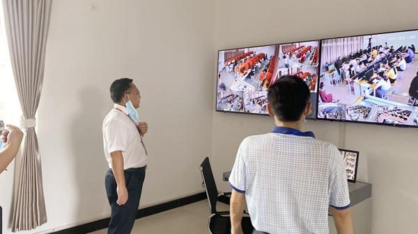 局黨組書記、局長、二級(jí)巡視員楊天生在考點(diǎn)巡考