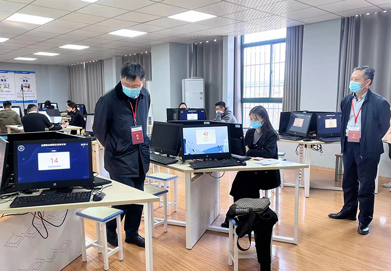 領(lǐng)導(dǎo)巡視考場