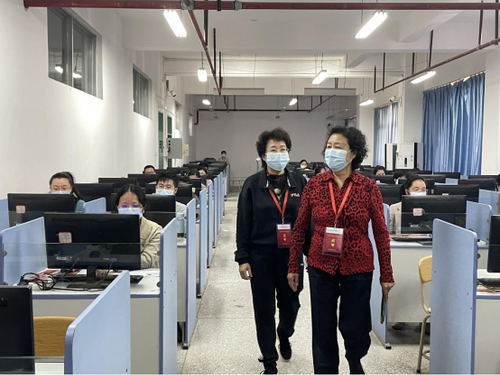 帥志琴副會長在考點巡視