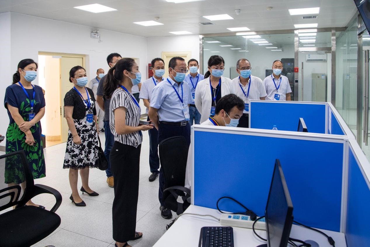 湖北省財(cái)政廳副廳長(zhǎng)馮春一行巡視考點(diǎn)