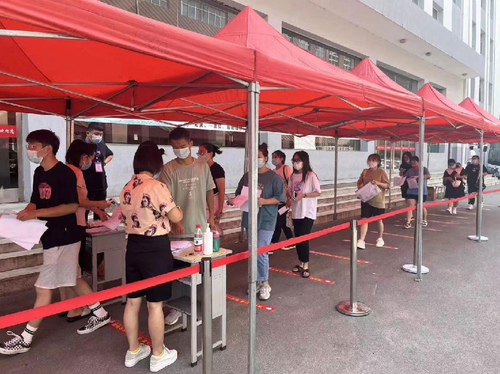 考生有序進(jìn)入考場(chǎng)