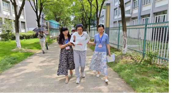 巡考人員攙扶身體不適考生前往備用考場